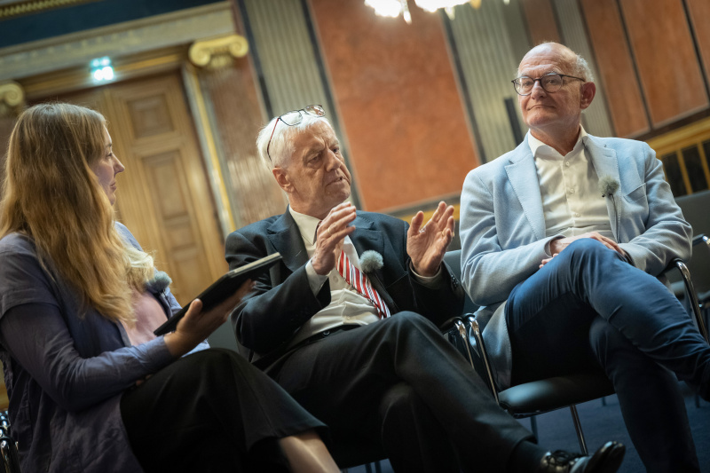 Verfassungs- und Verwaltungsjurist Peter Bußjäger und Präsident des Verfassungsgerichtshofs a.D. Gerhart Holzinger im Interview mit Tatjana Lukáš