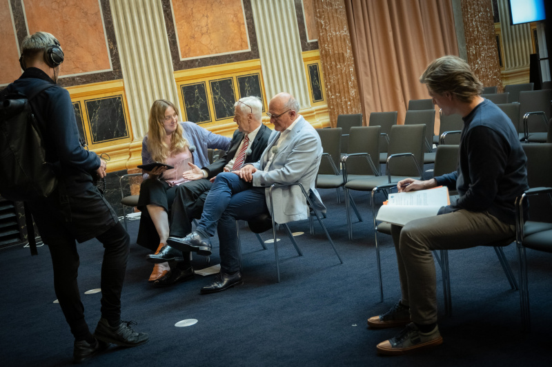 Verfassungs- und Verwaltungsjurist Peter Bußjäger und Präsident des Verfassungsgerichtshofs a.D. Gerhart Holzinger mit Podcastteam