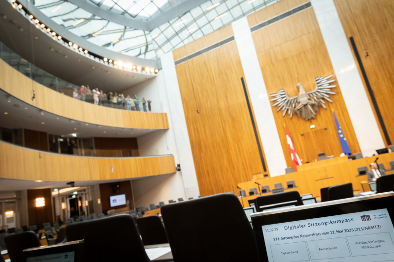 Blick in den Sitzungssaal mit dem digitalen Sitzungskompass im Vorderung