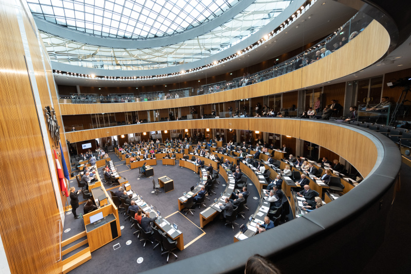 Blick in den Sitzungssaal von oben