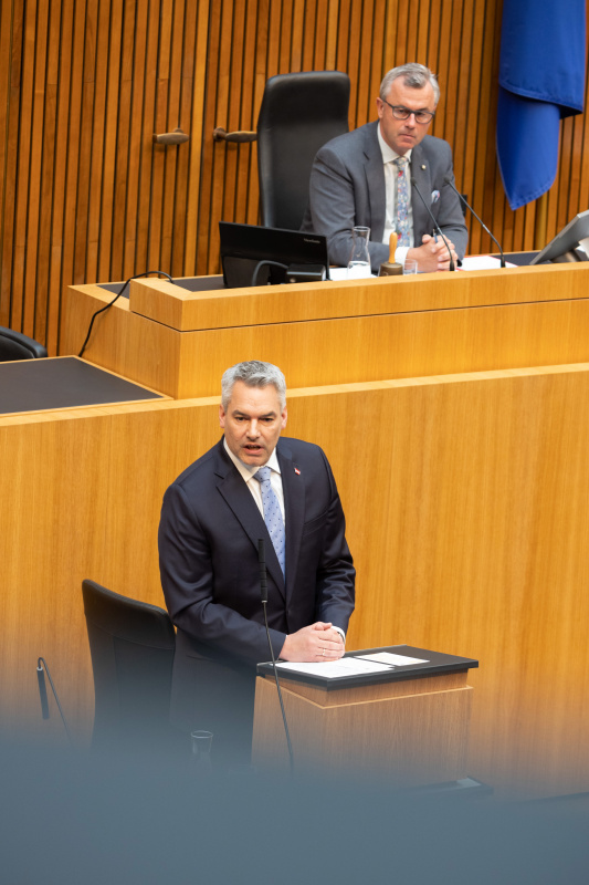 Bundeskanzler Karl Nehammer (ÖVP) auf der Regierungsbank, Dritter Nationalratspräsident Norbert Hofer (FPÖ) am Präsidium