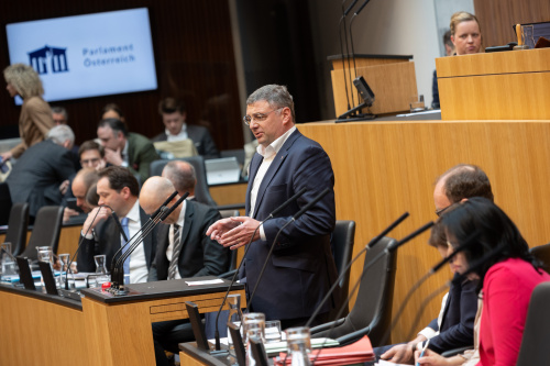 Nationalratsabgeordneter Jörg Leichtfried (SPÖ) am Redner:innenpult
