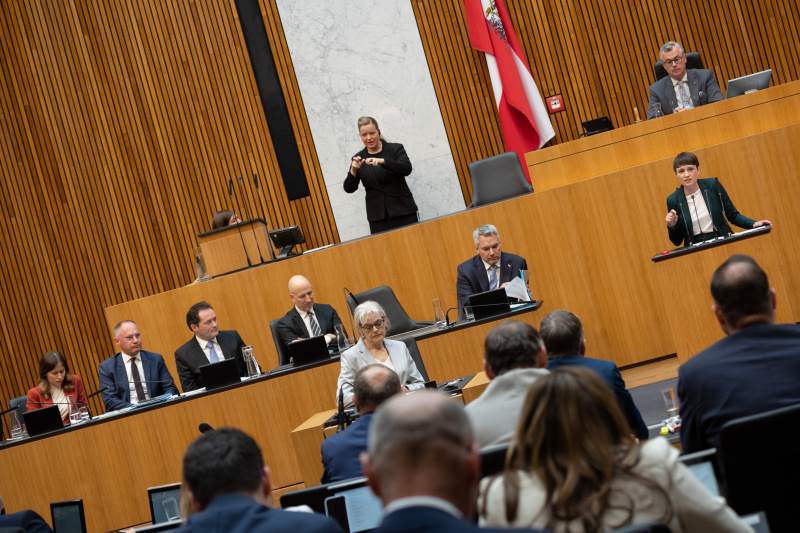 Dritter Nationalratspräsident Norbert Hofer (FPÖ) am Präsidium. Auf der Regierungsbank von links:  Staatssekretärin Claudia Plakolm (ÖVP), Innenminister Gerhard Karner (ÖVP), Landwirtschaftsminister Norbert Totschnig (ÖVP), Bundesminister für Arbeit Martin Kocher,  Bundeskanzler Karl Nehammer (ÖVP),  Klubobfrau Sigrid Maurer (GRÜNE) am Redner:innenpult