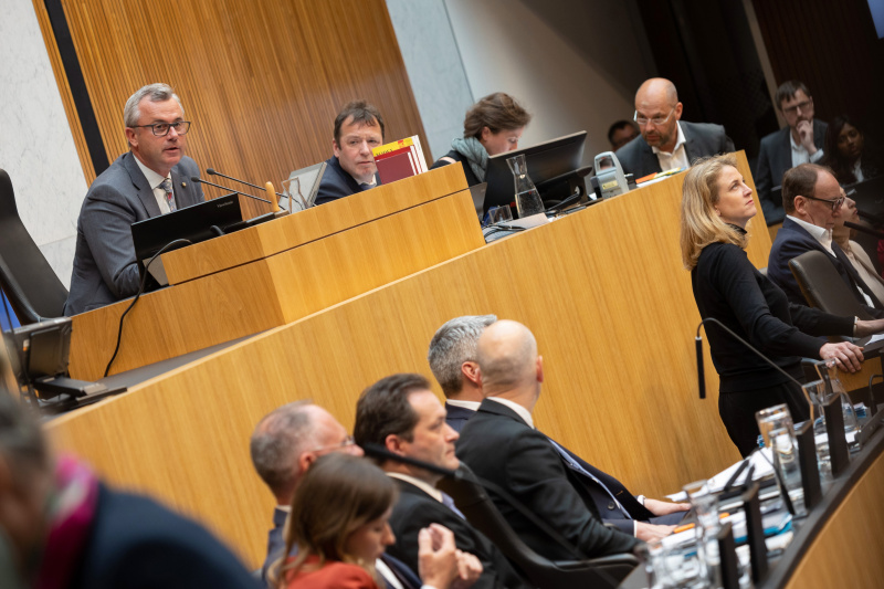 Dritter Nationalratspräsident Norbert Hofer (FPÖ) am Präsidium -  Bemerkung zu Zwischenrufen. Klubobfrau Beate Meinl-Reisinger (NEOS) am Redner:innenpult