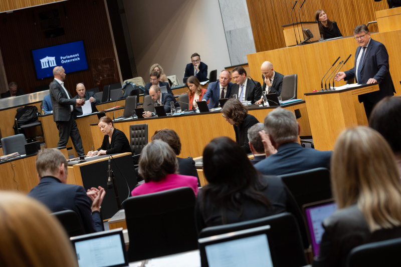 Nationalratsabgeordneter Rainer Wimmer (SPÖ) am Redner:innenpult, auf der Regierungsbank von links: Staatssekretär Florian Tursky (ÖVP), Staatssekretärin Claudia Plakolm (ÖVP), Innenminister Gerhard Karner (ÖVP), Landwirtschaftsminister Norbert Totschnig (ÖVP), Bundesminister für Arbeit Martin Kocher