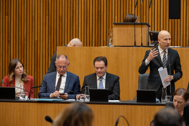 uf der Regierungsbank von links: Staatssekretärin Claudia Plakolm (ÖVP), Innenminister Gerhard Karner (ÖVP), Landwirtschaftsminister Norbert Totschnig ÖVP),  Bundesminister für Arbeit Martin Kocher (ÖVP) am Wort