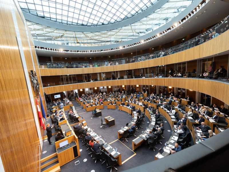 Blick in den Sitzungssaal von oben