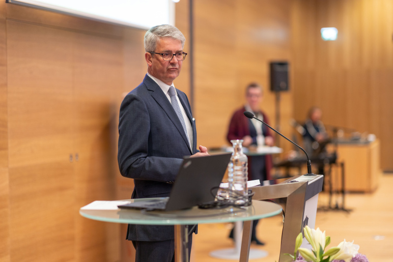 Eröffnung durch Parlamentsvizedirektor Alexis Wintoniak