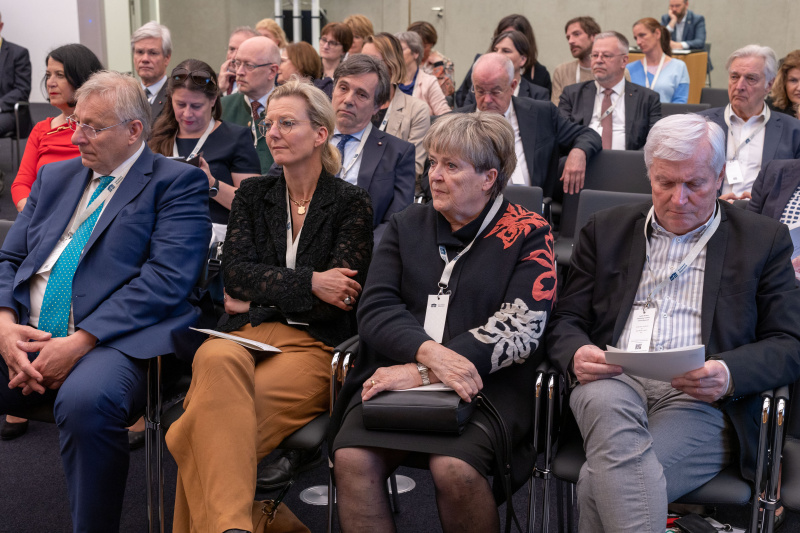 Blick Richtung Veranstaltungsteilnehmer:innen