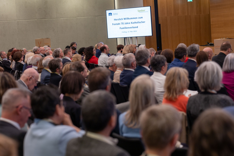 Blick Richtung Veranstaltungsteilnehmer:innen