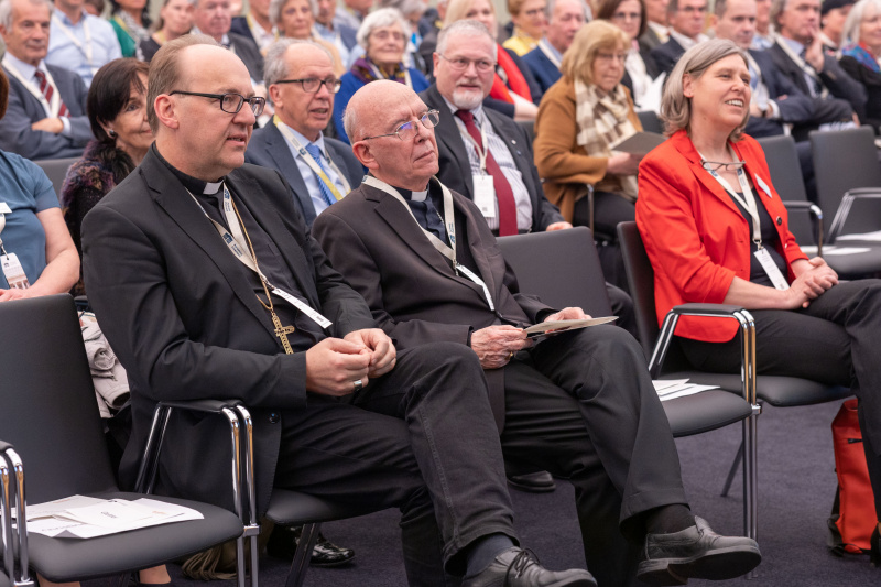 Blick Richtung Veranstaltungsteilnehmer:innen