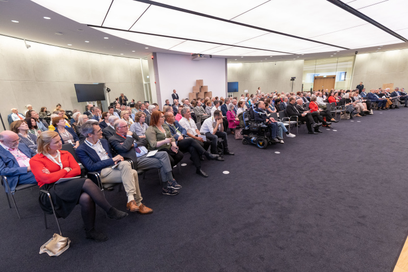 Blick Richtung Veranstaltungsteilnehmer:innen