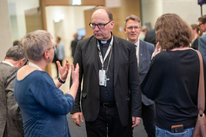 Blick Richtung Veranstaltungsteilnehmer:innen