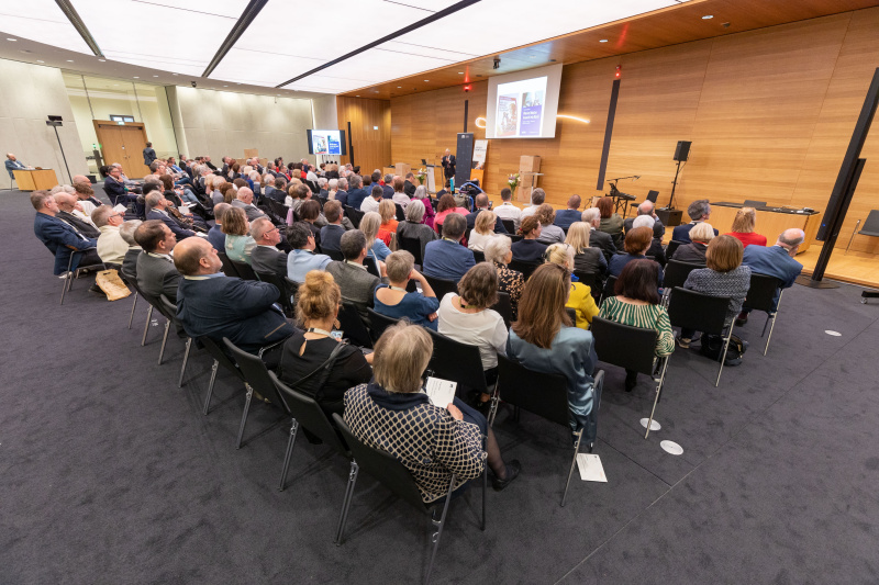Blick Richtung Veranstaltungsteilnehmer:innen