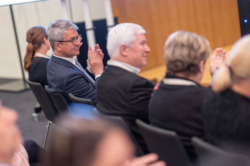 Blick Richtung Veranstaltungsteilnehmer:Innen