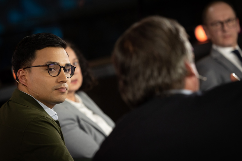 Von links: Nationalratsabgeordneter Josef Muchitsch (SPÖ), Nationalratsabgeordneter Yannik Shetty (NEOS), Dinah Djalinous-Glatz, Österreichischer Gewerkschaftsbund, Moderator Gerald Groß