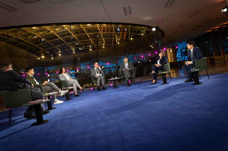 Von links: Nationalratsabgeordneter Josef Muchitsch (SPÖ), Nationalratsabgeordneter Yannik Shetty (NEOS), Dinah Djalinous-Glatz, Österreichischer Gewerkschaftsbund, Moderator Gerald Groß, Generaldirektor der Pensionsversicherungsanstalt Winfried Pinggera, Nationalratsabgeordnete Rosa Ecker (FPÖ), Nationalratsabgeordneter Christoph Zarits (ÖVP)