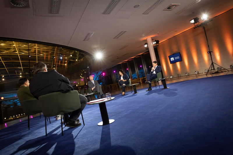 Von links: Nationalratsabgeordneter Josef Muchitsch (SPÖ), Nationalratsabgeordneter Yannik Shetty (NEOS), Generaldirektor der Pensionsversicherungsanstalt Winfried Pinggera, Nationalratsabgeordnete Rosa Ecker (FPÖ), Nationalratsabgeordneter Christoph Zarits (ÖVP)