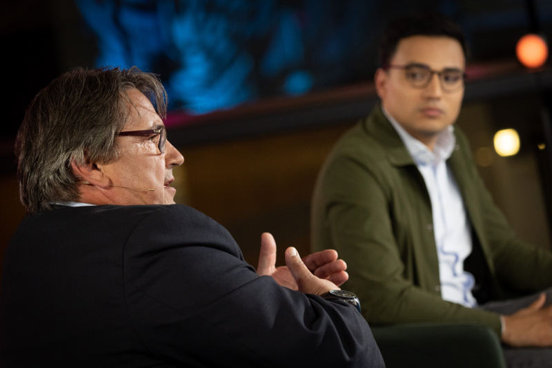 Von links: Nationalratsabgeordneter Josef Muchitsch (SPÖ), Nationalratsabgeordneter Yannik Shetty (NEOS)