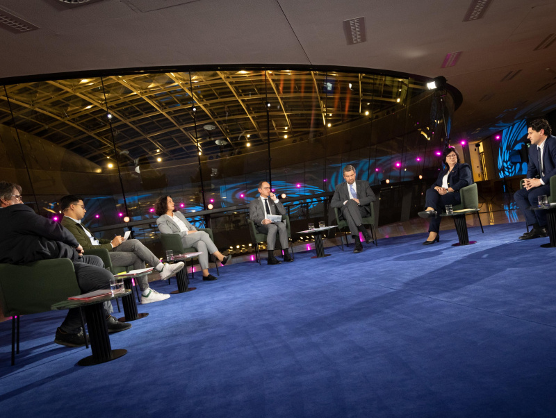 Von links: Nationalratsabgeordneter Josef Muchitsch (SPÖ), Nationalratsabgeordneter Yannik Shetty (NEOS), Dinah Djalinous-Glatz, Österreichischer Gewerkschaftsbund, Moderator Gerald Groß, Generaldirektor der Pensionsversicherungsanstalt Winfried Pinggera, Nationalratsabgeordnete Rosa Ecker (FPÖ), Nationalratsabgeordneter Christoph Zarits (ÖVP)
