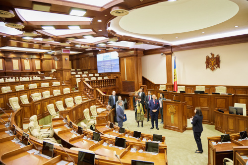 Führung durch den Plenarsaal. Von rechts: Nationalratspräsident Wolfgang Sobotka (ÖVP), Präsident des Parlaments der Republik Moldau Igor Grosu