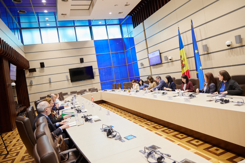 Aussprache. Linke Tischhälfte Österreichische Delegation mit Nationalratspräsident Wolfgang Sobotka (ÖVP). Rechte Tischhälfte Delegation der Republik Moldau mit Präsident des Parlaments der Republik Moldau Igor Grosu