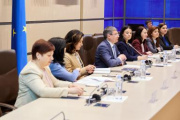 Aussprache. Delegation der Republik Moldau mit Präsident des Parlaments der Republik Moldau Igor Grosu (4. von links)