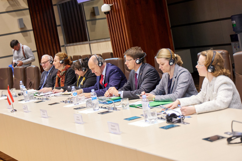 Aussprache. Österreichische Delegation mit Nationalratspräsident Wolfgang Sobotka (ÖVP) (4. von rechts)