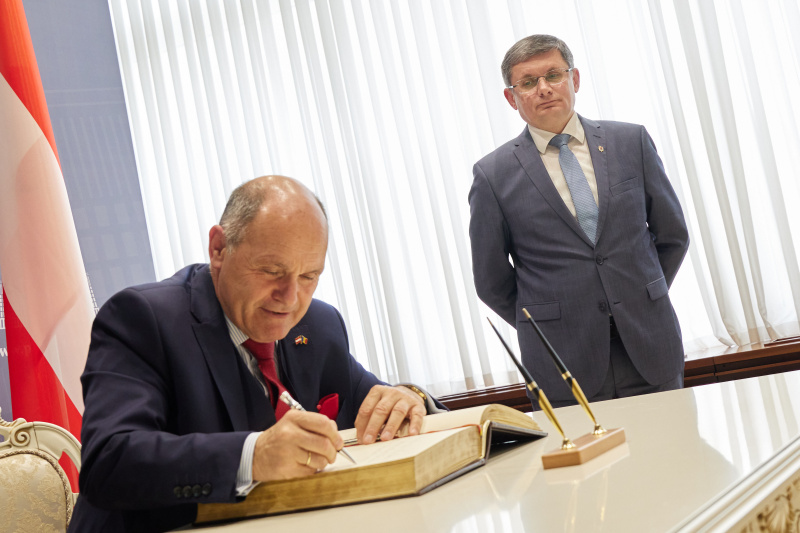 Gästebucheintrag. Von links: Nationalratspräsident Wolfgang Sobotka (ÖVP), Präsident des Parlaments der Republik Moldau Igor Grosu