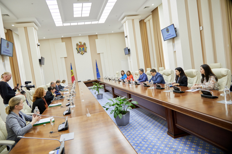 Aussprache. Linke Tischhälfte Österreichische Delegation mit Nationalratspräsident Wolfgang Sobotka (ÖVP). Rechte Tischhälfte Delegation der Republik Moldau mit Premierminister der Republik Moldau Dorin Recean