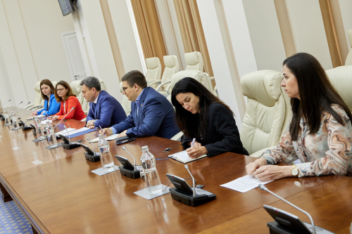 Aussprache. Delegation der Republik Moldau mit Premierminister der Republik Moldau Dorin Recean (4. von rechts)