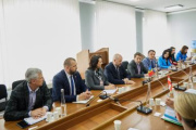 Aussprache. Delegation der Republik Moldau mit Vizepremierminister, Minister für Landwirtschaft und Lebensmittelindustrie Vladimir Bolea (4. von links)