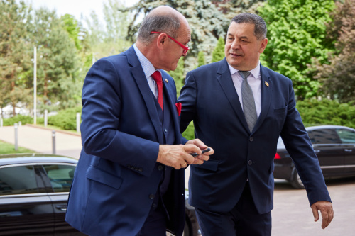 Von links: Nationalratspräsident Wolfgang Sobotka (ÖVP), stellvertretender Leiter des Ausschusses für Außenpolitik und Europäische Integration Ion Groza