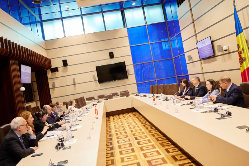 Aussprache. Linke Tischhälfte Österreichische Delegation mit Nationalratspräsident Wolfgang Sobotka (ÖVP). Rechte Tischhälfte Delegation der Republik Moldau mit stellvertretendem Leiter des Ausschusses für Außenpolitik und Europäische Integration Ion Groza