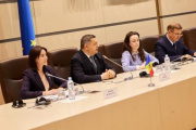 Aussprache. Delegation der Republik Moldau mit stellvertretendem Leiter des Ausschusses für Außenpolitik und Europäische Integration Ion Groza (2. von links)