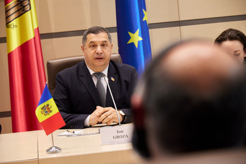 Stellvertretendem Leiter des Ausschusses für Außenpolitik und Europäische Integration Ion Groza während der Aussprache