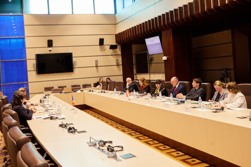 Aussprache. Rechte Tischhälfte Österreichische Delegation mit Nationalratspräsident Wolfgang Sobotka (ÖVP). Linke Tischhälfte Delegation der Republik Moldau mit stellvertretendem Leiter des Ausschusses für Außenpolitik und Europäische Integration Ion Groza