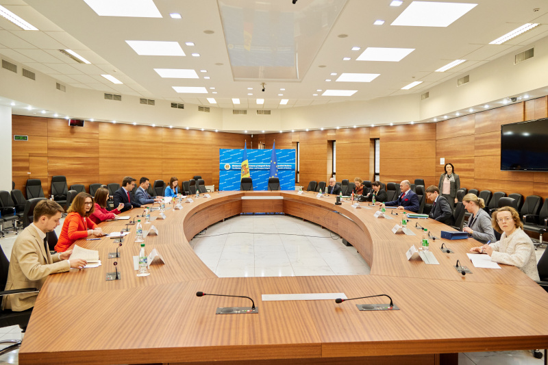 Aussprache. Rechte Tischhälfte Österreichische Delegation mit Nationalratspräsident Wolfgang Sobotka (ÖVP). Linke Tischhälfte Delegation der Republik Moldau mit Vizepremierminister und Minister für auswärtige Angelegenheiten und EU-Integration Nicu Popescu