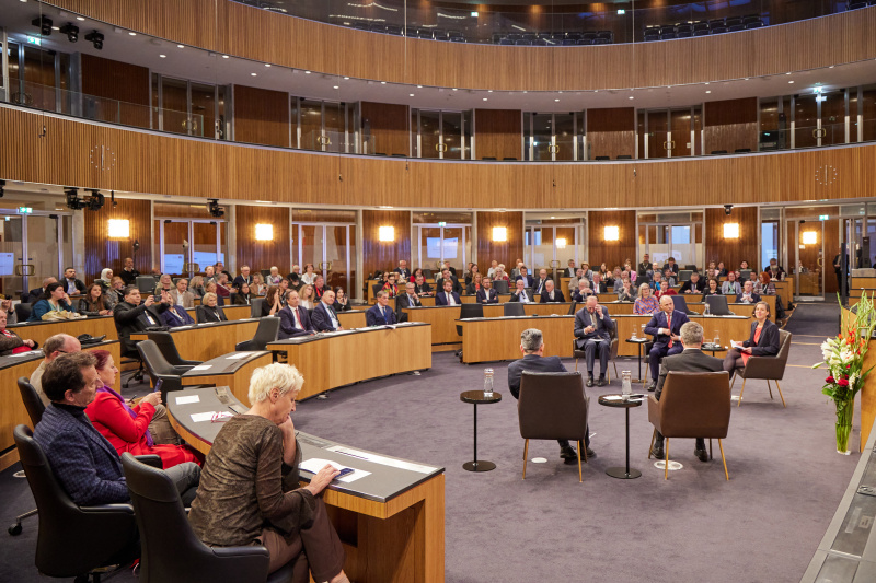 Podiumsdiskussion. von links: Botschafter der Tschechischen Republik Jiří Šitler, Botschafter von Ungarn Andor Nagy, Mirjam Karoly Diskussionsleitung, Botschafter der Slowakischen Republik Peter Misik, Vorsitzender des Volksgruppenbeirats der Roma Emmerich Gärtner-Horvath