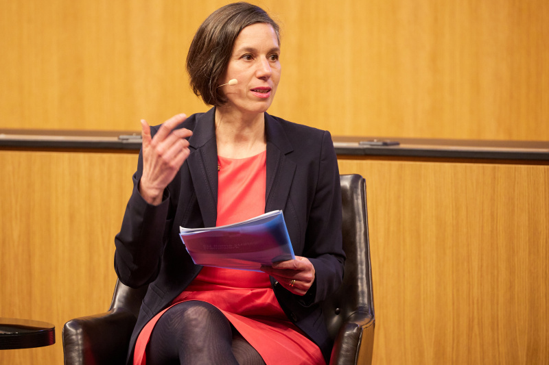 Diskussionsleitung und Fachkommentar von Mirjam Karoly