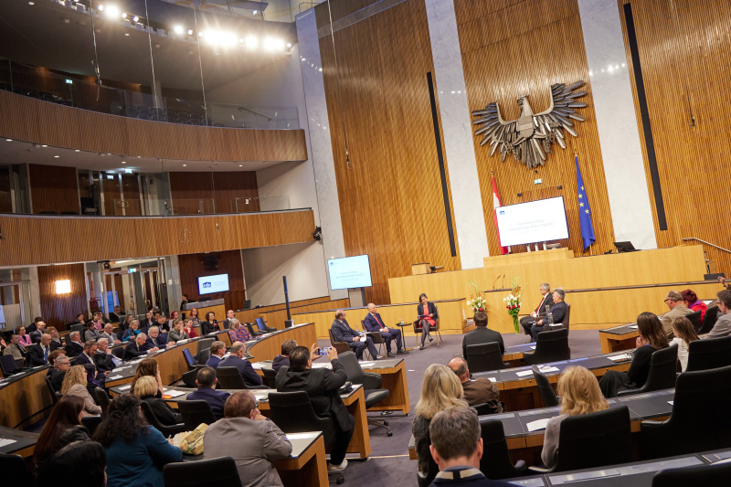 Podiumsdiskussion. von links: Botschafter der Tschechischen Republik Jiří Šitler, Botschafter von Ungarn Andor Nagy, Mirjam Karoly Diskussionsleitung, Botschafter der Slowakischen Republik Peter Misik, Vorsitzender des Volksgruppenbeirats der Roma Emmerich Gärtner-Horvath