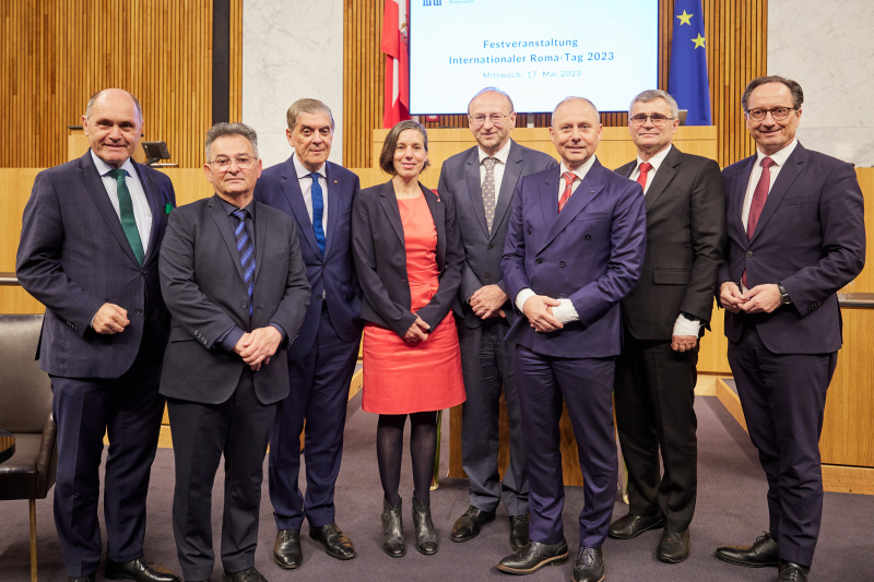 Von links: Nationalratspräsident Wolfgang Sobotka (ÖVP), Vorsitzender des Volksgruppenbeirats der Roma Emmerich Gärtner-Horvath, Vorsitzender Zentralrat Deutscher Sinti und Roma Romani Rose, Mirjam Karoly Diskussionsleitung, Botschafter der Tschechischen Republik Jiří Šitler, Botschafter von Ungarn Andor Nagy, Botschafter der Slowakischen Republik Peter Misik, Bundesratspräsident Günter Kovacs (SPÖ)