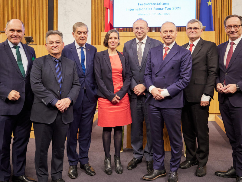 Von links: Nationalratspräsident Wolfgang Sobotka (ÖVP), Vorsitzender des Volksgruppenbeirats der Roma Emmerich Gärtner-Horvath, Vorsitzender Zentralrat Deutscher Sinti und Roma Romani Rose, Mirjam Karoly Diskussionsleitung, Botschafter der Tschechischen Republik Jiří Šitler, Botschafter von Ungarn Andor Nagy, Botschafter der Slowakischen Republik Peter Misik, Bundesratspräsident Günter Kovacs (SPÖ)