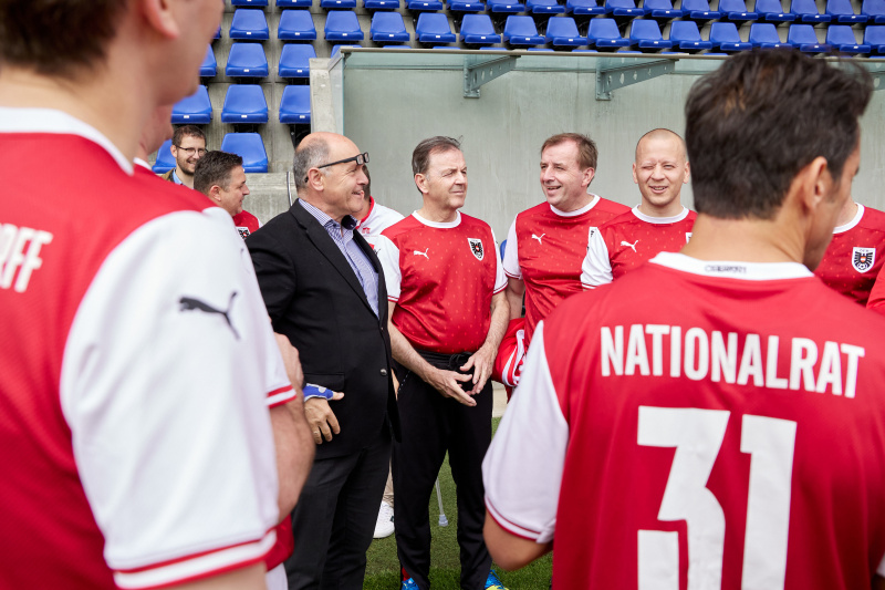 Nationalratspräsident Wolfgang Sobotka (ÖVP) mit der Österreichischen Fussballmannschaft