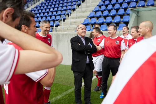 Nationalratspräsident Wolfgang Sobotka (ÖVP) mit der Österreichischen Fussballmannschaft