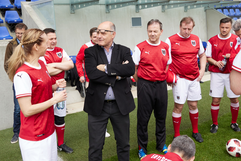 Nationalratspräsident Wolfgang Sobotka (ÖVP) mit der Österreichischen Fussballmannschaft