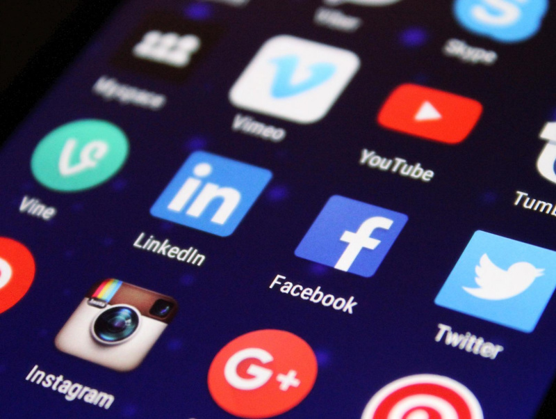 Logos und Apps von Sozialen Medien: YouTube, LinkedIn, Facebook, X (früher Twitter), Instagram