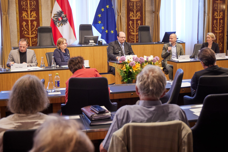Podiumsdiskussion. Von links: Landtagsabgeordneter und Gemeinderat Wien Stephan Auer-Stüger, Vizebürgermeisterin der Stadt Graz Judith Schwentner, Generalsekretär der Arbeitsgemeinschaft für wissenschaftliche Wirtschaftspolitik Patrick Horvath, Nationalratsabgeordneter Maximilian Köllner (SPÖ), Fachreferentin für Stadtplanung und Mobilität beim Österreichischen Städtebund Stephanie Schwer