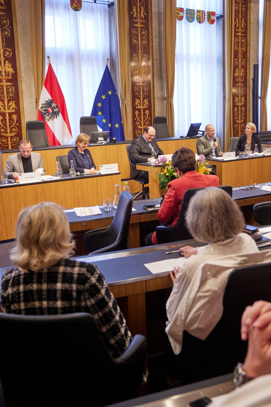 Podiumsdiskussion. Von links: Landtagsabgeordneter und Gemeinderat Wien Stephan Auer-Stüger, Vizebürgermeisterin der Stadt Graz Judith Schwentner, Generalsekretär der Arbeitsgemeinschaft für wissenschaftliche Wirtschaftspolitik Patrick Horvath, Nationalratsabgeordneter Maximilian Köllner (SPÖ), Fachreferentin für Stadtplanung und Mobilität beim Österreichischen Städtebund Stephanie Schwer