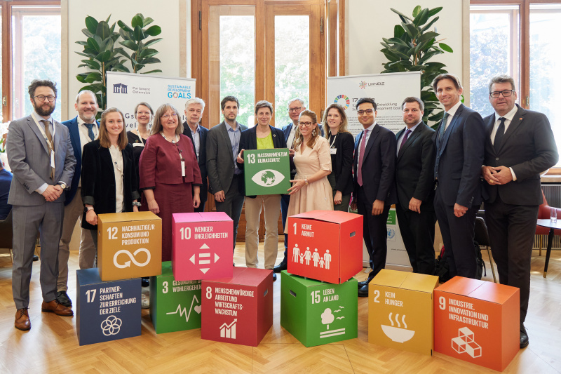 Gruppenfoto. 6. von links Parlamentsdirektor Harald Dossi, 7 von links Nationalratsabgeordneter Lukas Hammer (GRÜNE), 8. von links Nationalratsabgeordnete Astrid Rössler (GRÜNE), 9. von links Nationalratsabgeordneter Alois Stöger (SPÖ), 10. von links Nationalratsabgeordnete Carmen Jeitler-Cincelli (ÖVP), 12. von links Nationalratsabgeordneter Yannick Shetty (NEOS), 13. von links Nationalratsabgeordneter Michael Bernhard (NEOS), 14. von links Nationalratsabgeordneter Joachim Schnabel (ÖVP), 15. von links Nationalratsabgeordneter Robert Laimer (SPÖ)